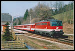 1142 656 fährt am 2.04.2004 mit R3947 (Linz - Selzthal) aus der Haltestelle Roßleiten aus.