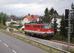 Es ist zwar nur ein Lokzug, aber irgendwie   gefllt es mir wie am 22.09.2008 die  1142 644 solo an den Husern am Stadtrand  von Steyr vorbeifhrt und den Bahnhof  ansteuert.