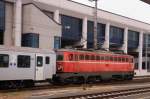Historie und Moderne: 1142 542-8 als Zugmittel fr ein City-Shuttle vor der Kulisse des Parkhauses am Linzer Bahnhof.