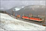 Die beiden E-Loks 1142 680 und 1044 032 fahren mit einem Containerzug ber den Semmering.