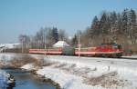 Der Rex 3915 bespannt mit der 1142 596 passiert am 01.02.2009
bei herrlichem Winterwetter eine meiner Paradefotostellen
bei Wartberg/Kr.