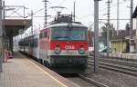 1142 671 vor dem Rex 1793 (aus Passau kommend) im Bahnhof Marchtrenk. Aufgenommen am 14. Mrz 2009.