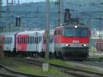 1142 656-6 passiert mit R3411 km243-0 (Bhf. Attnang-Puchheim) ;090811