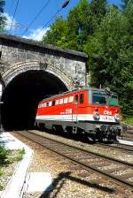 Die 1142 700 mit groen Scheinwerfern brachte am 24.August 2009 ein Gterzug ber den Semmering.