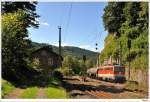 1142.625 mit einem Gterzug bei Breitenstein Richtung Gloggnitz, 5.9.2009.