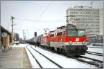 1142 665 und eine 1x16 fahren mit einem Kesselwagenzug durch den Bahnhof Ternitz.