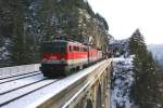 1142 671 leistet als Vorspannlok einer 1x44 mit Gterzug bei der Fahrt ber den Semmering Untersttzung. Krauselklauseviadukt, 16.01.2010