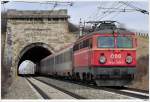 1142.564 mit dem OIC653 (Wien-Graz) beim Busserltunnel bei Gumpoldskirchen; 28.2.2010.