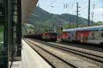 Doppeltraktion an einem Gterzug: 1142 638 gibt der 1116 192 Vorspannhilfe um den Schotterzug ber den Semmering nach Steiermark zu bringen.