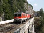 1142-615 und eine 1116 mit einem Gterzug auf dem Krauselklause Viadukt am Semmering am 14.04.2009 