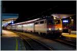 Nachtaufnahme der 1142 649 welche mit IC 601  Telefon Seelsorge Ruf 142  von Linz nach Graz unterwegs war.
Leoben 9.9.2010