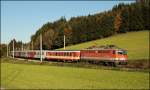 Und hier die Rckfahrt der 1142 mit Schlierenwagen aus Passau gen Linz. Nchster Halt wird Wernstein am Inn sein. Datum war der 09.10.2010 in Ingling.