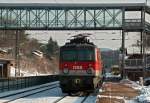 1142 671 schiebt den REX 3293 nach Wien Westbahnhof. Die Aufnahme entstand am 27.11.2010 in Tullnerbach-Pressbaum.