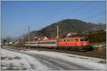 Die in alter blutoranger Lackierung gehaltene 1142.623 ist mit ihrem OIC 559 nchst Mixnitz-Brenschtzklamm am 01.01.2011 zum Zugendbahnhof Graz Hbf unterwegs.
