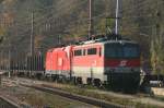 1142 590-7 und eine  Taurus  ziehen einen vom Semmering talwrts fahrenden Gterzug durch den Bahnhof in Payerbach-Reichenau.