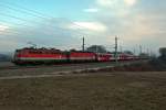 1142 684 an der Spitze des REX 1624 nach Amstetten. Die Aufnahme entstand am 17.02.2011 bei Bheimkirchen.