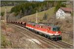 Ein 1142er Tandem zieht einen Kohleleerzug ber den Semmering.
Breitenstein 30.3.2008