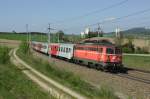 Mit dem R 5923 aus Passau ist die 1142 567 am 22. April 2011 unterwegs. Nahe der Ortschaft Haiding in Obersterreich gelang diese Aufnahme.