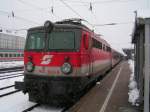 1142 693-9 wartet mit E5923 am Bhf. Passau Hbf. auf die Abfahrt (060304)