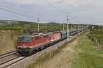 Leider mattsonnig - 1142.656 und eine 1144er bringen einen Erzwagenleerzug nach Sden.