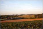 Planverkehr auf der nrdlichen Franzl-Bahn: Kurz vor Sonnenuntergang fhrt REX 2114 Richtung Gmnd durch das Waldviertel nchst Schwarzenau.