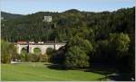 Eine 1142 fhrt mit einer Kistn ber das untere Adlitzgraben Viadukt am Semmering.