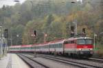 Die BB 1142 595 fhrt an einem verregnetem Morgen mit einem OIC durch den Bahnhof Payerbach-Reichenau.