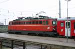 1142 535-2 mit einem Regionalzug im Bahnhof Tulln. (17.4.2006)