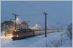 Winter am Pyhrn. 1142 589 als R 3972 von Spital am Pyhrn nach Linz/Donau Hbf am 6.1.2012 beim Halt in Windischgarsten. Leider ist die Lok rund einen Meter zu weit vor gefahren, daher war genau im linken Puffer ein Schild, das ich entfernt habe.