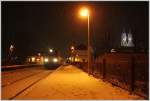 Regionalzug 2176 fhrt im Schneetreiben in den abendlichen Bahnhof Klosterneuburg-Kierling ein.
