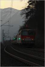 Kurz nach Sonnenuntergang, rollt dieser Erzzug, bespannt mit 1142 614 und einer 1116, gemchlich Richtung Gloggnitz.