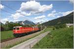 Gesuse - Das blutorange Tandem, 1144 040 und 1142 682 zieht den Erzzug 55666 von Eisenerz nach Donawitz. 
Admont 10.5.2012 
