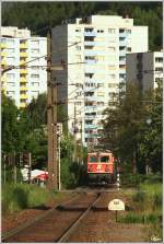 Das blutorange Tandem, bestehend aus 1144 040 und 1142 682 ziehen den Erzzug 55666 von Eisenerz nach Donawitz.