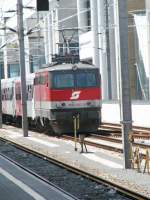 1142 607-9 bei der Ausfahrt aus Linz Hbf, 10.7.2006