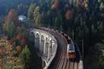 Traumhafte Herbstfarben gab es dieses Jahr am Semmering!
Am 25.10.12 zieht die BB 1142 682 einen E-Wagen Ganzzug ber das Kalte Rinne Viadukt nahe Breitenstein.