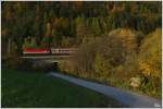 1142 639 rollt mit einem Intercity ber das 25m lange Frschnitzbach-Viadukt, nahe Mrzzuschlag.
18.10.2012