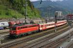 1142 572 fhrt am 8.05.2006 mit einem Reisezug aus Bruck/Mur richtung Wien aus.