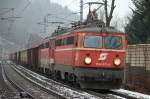 1142.575 zieht mit einer weitern 1142 den Gterzug 57664 (Leoben Donawitz - Kindberg) am 5.02.2013 bei Kapfenberg durchs Mrztal.