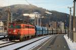 1142 575 durchfhrt am 4.02.2013 mit einem Gterzug den Bahnhof von Bruck/Mur.