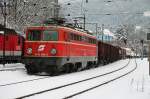 1142 682 zieht am 14.02.2013 einen Gterzug durch Bruck/Mur.