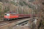 Am 4.03.2013 zieht die 1142 564 den Erzleerwagenzug 47407 ber die Murbrcke bei Peggau.