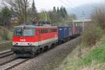 1142 644 fhrt am 24.04.2013 mit einem Gterzug bei Krieglach Richtung Mrzzuschlag.