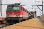 1142 667-3 mit Gterzug in Richtung Simmering. Aufgenommen am 16.05.2013 in Wien Praterkai.