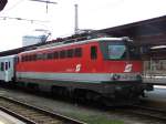 1142 651 vor einem Regionalzug in Salzburg Hbf im August 2005.
