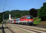 1142 586 mit einem REX nach Linz am 15.08.2013 bei der Einfahrt in Wernstein am Inn.