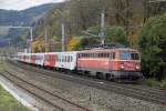 1142 564 fhrt am 31.10.2013 mit einem Regionalzug aus dem Bahnhof Wartberg im Mrztal aus.