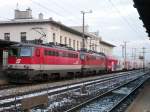Wieder ein 1142 Tandem, welches einen REX nach Amstetten bespannt, hier in Wien Htteldorf, 24.1.2007