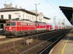 Altlack 1142 682-2 an der Spitze des 1142 Tandems, welches einen REX nach Amstetten bespannt, hier in Wien Htteldorf, 12.3.2007