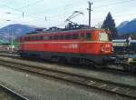 1142 623-6 vor einem Güterzug am 2.2.2016 im Bahnhof Lienz.