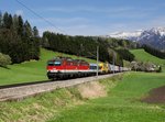 Die 1142 615 und die 1142 684 mit einer RoLa am 16.04.2016 unterwegs bei Edlbach am Pyhrn.